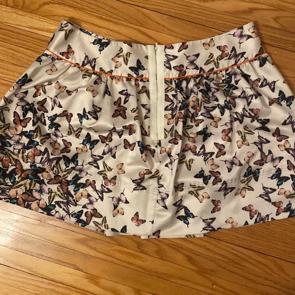 ❤️💙HOST PICK💙❤️ Ted Baker mini skirt - Ivory with butterflies. US 12 / TB4. - Picture 6 of 9